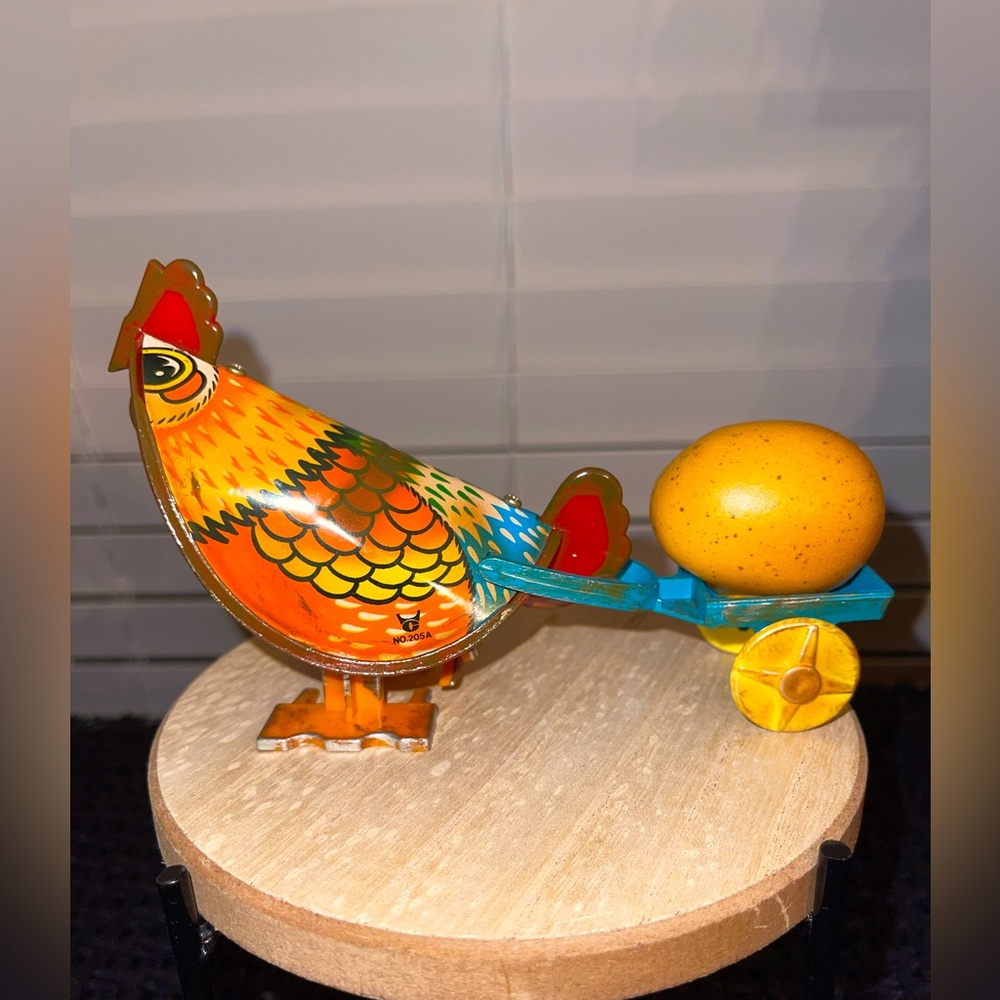 Vintage Russ‎ Berrie wind up Metal Chicken & Egg